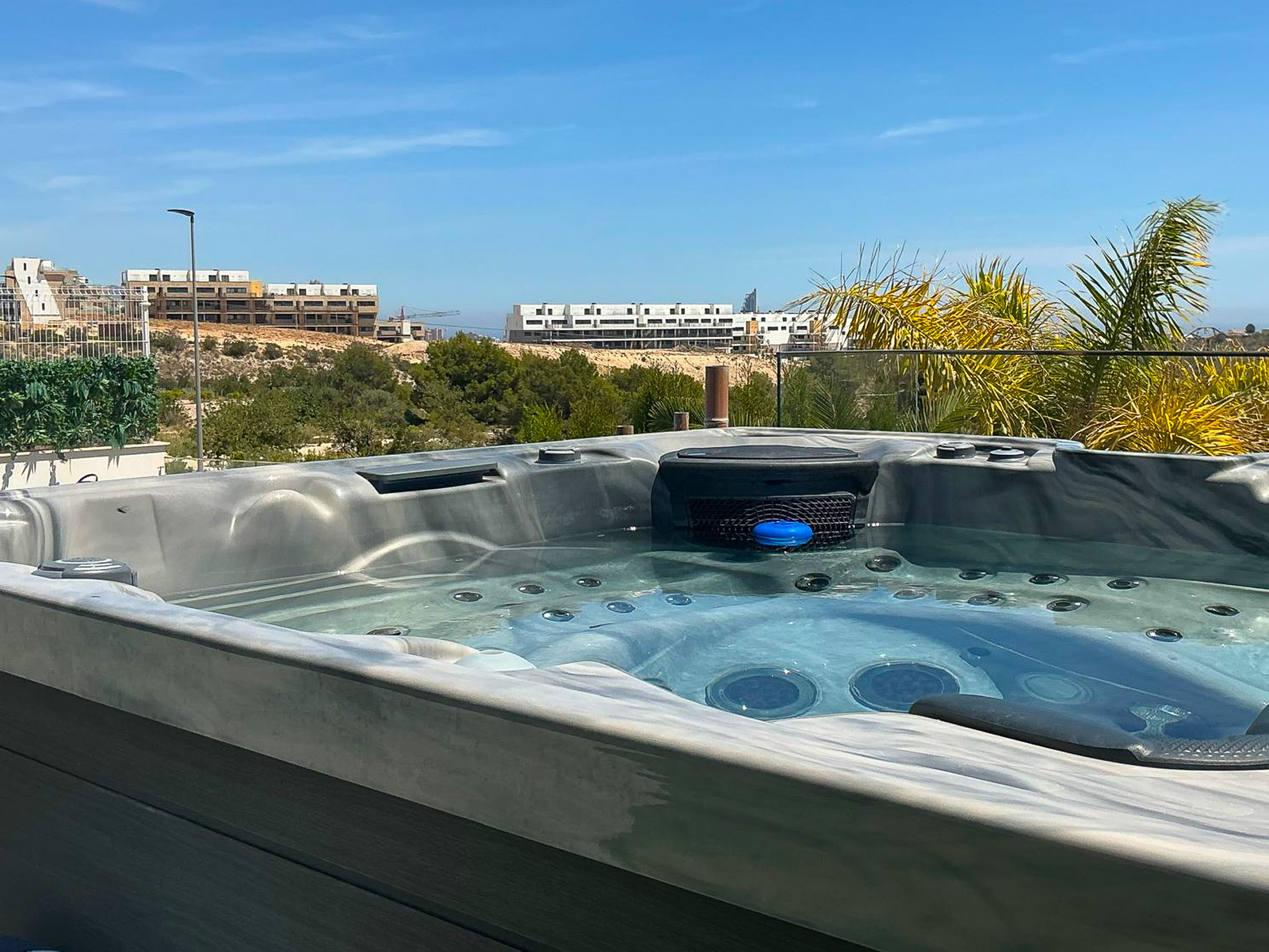 Jacuzzi extérieur avec vue