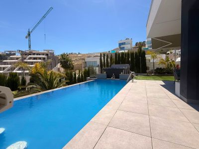 Piscine à débordement et terrasse