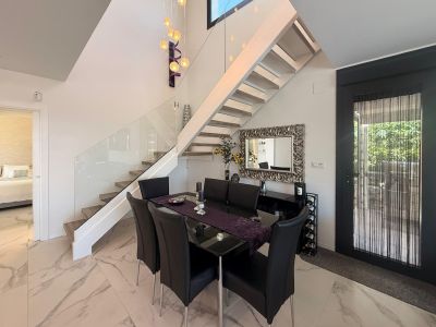 Salle à manger et escalier intérieur