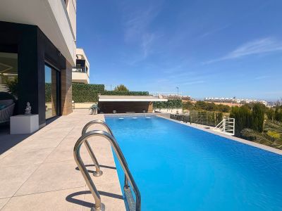 Piscine à débordement et terrasse
