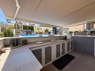 Cuisine extérieure et piscine