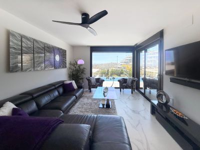 Salon avec accès à la terrasse