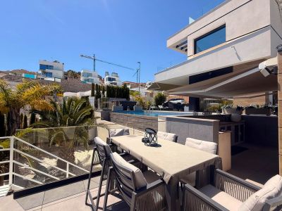 Terrasse et salle à manger extérieure