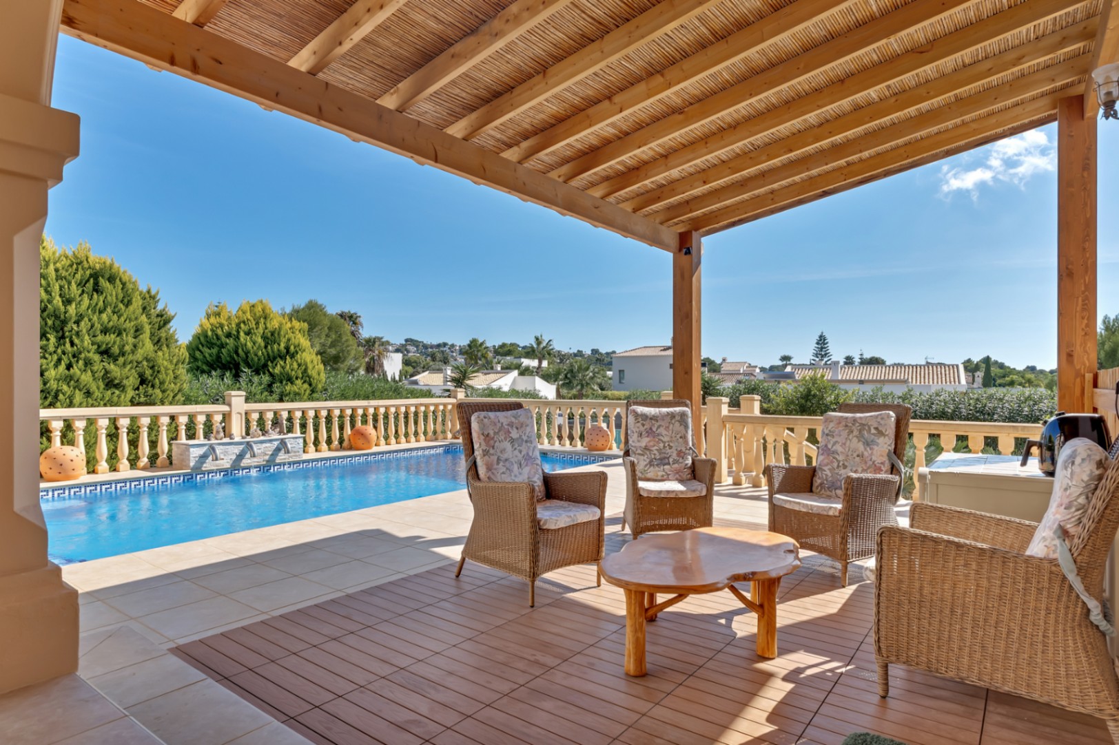 Terrasse couverte et piscine