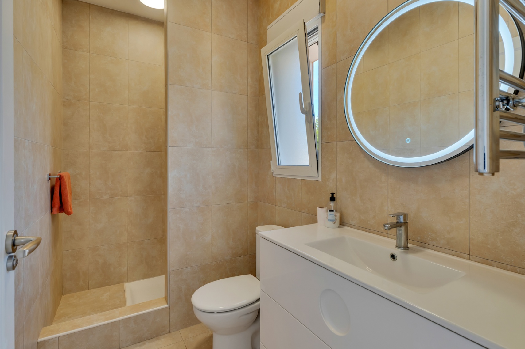 Salle de bains avec douche
