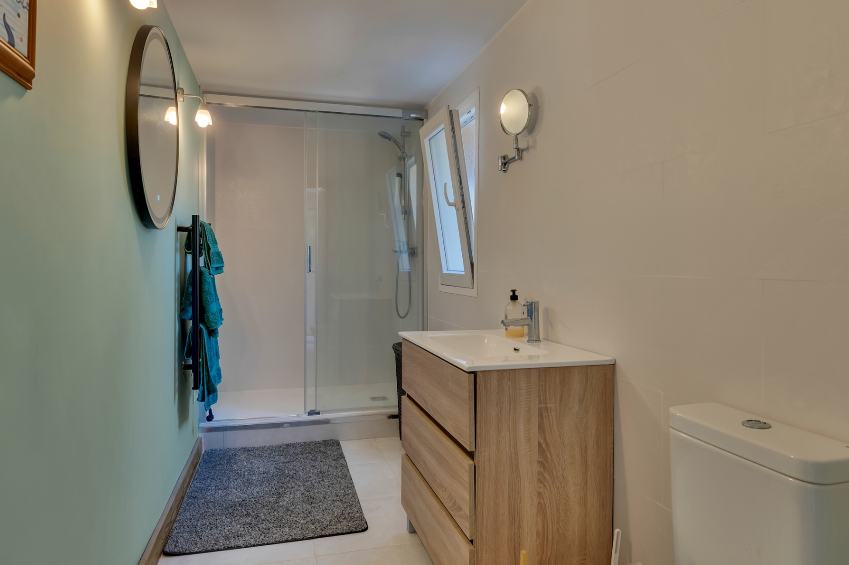 Salle de bains avec douche