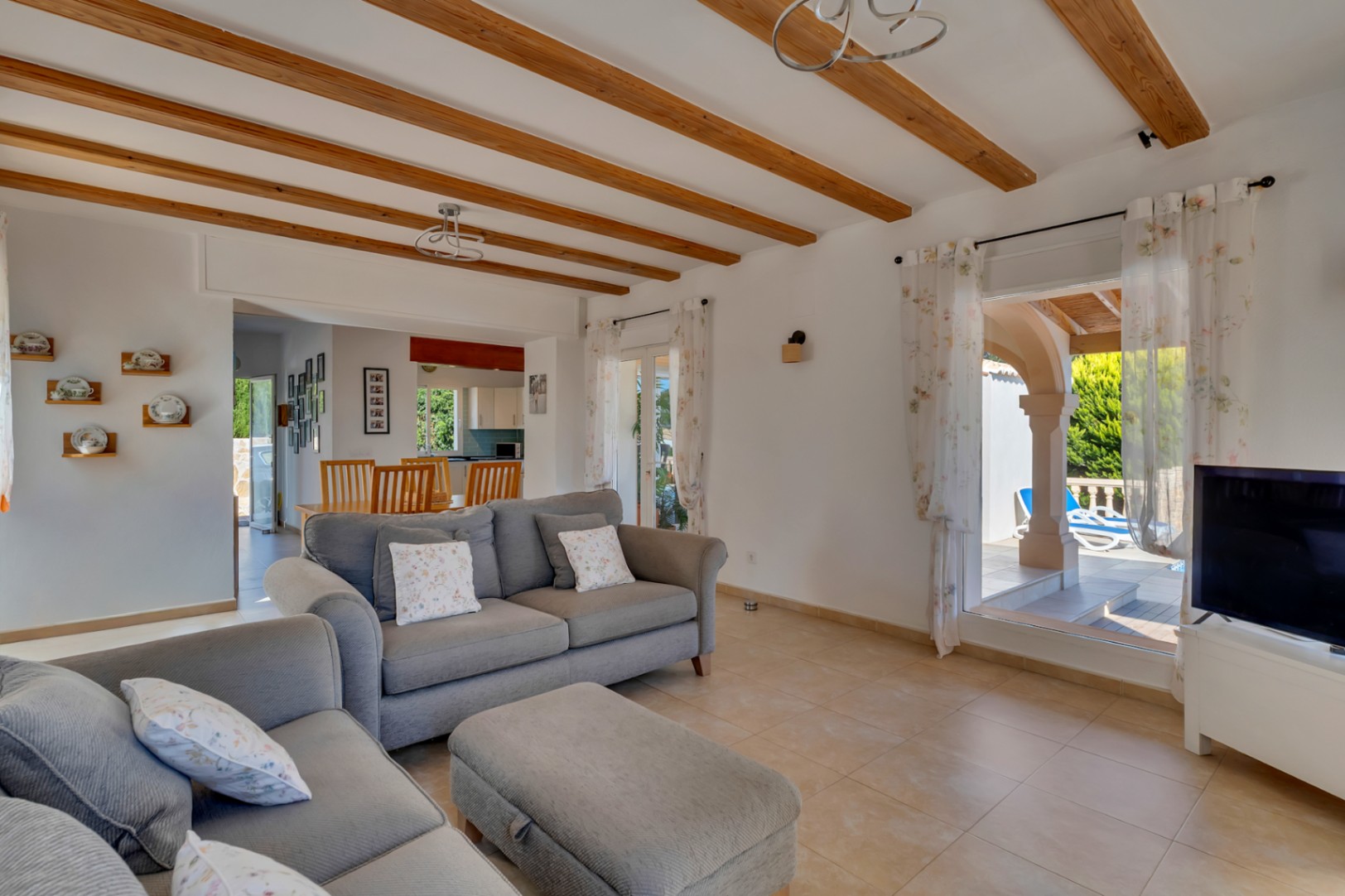 Salon avec accès à la terrasse