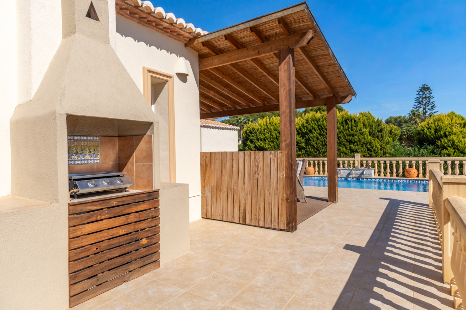 Terrasse avec barbecue et piscine