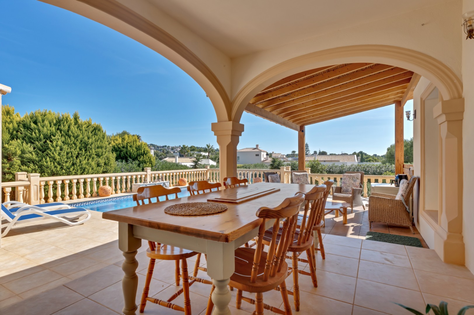 Terrasse couverte et piscine
