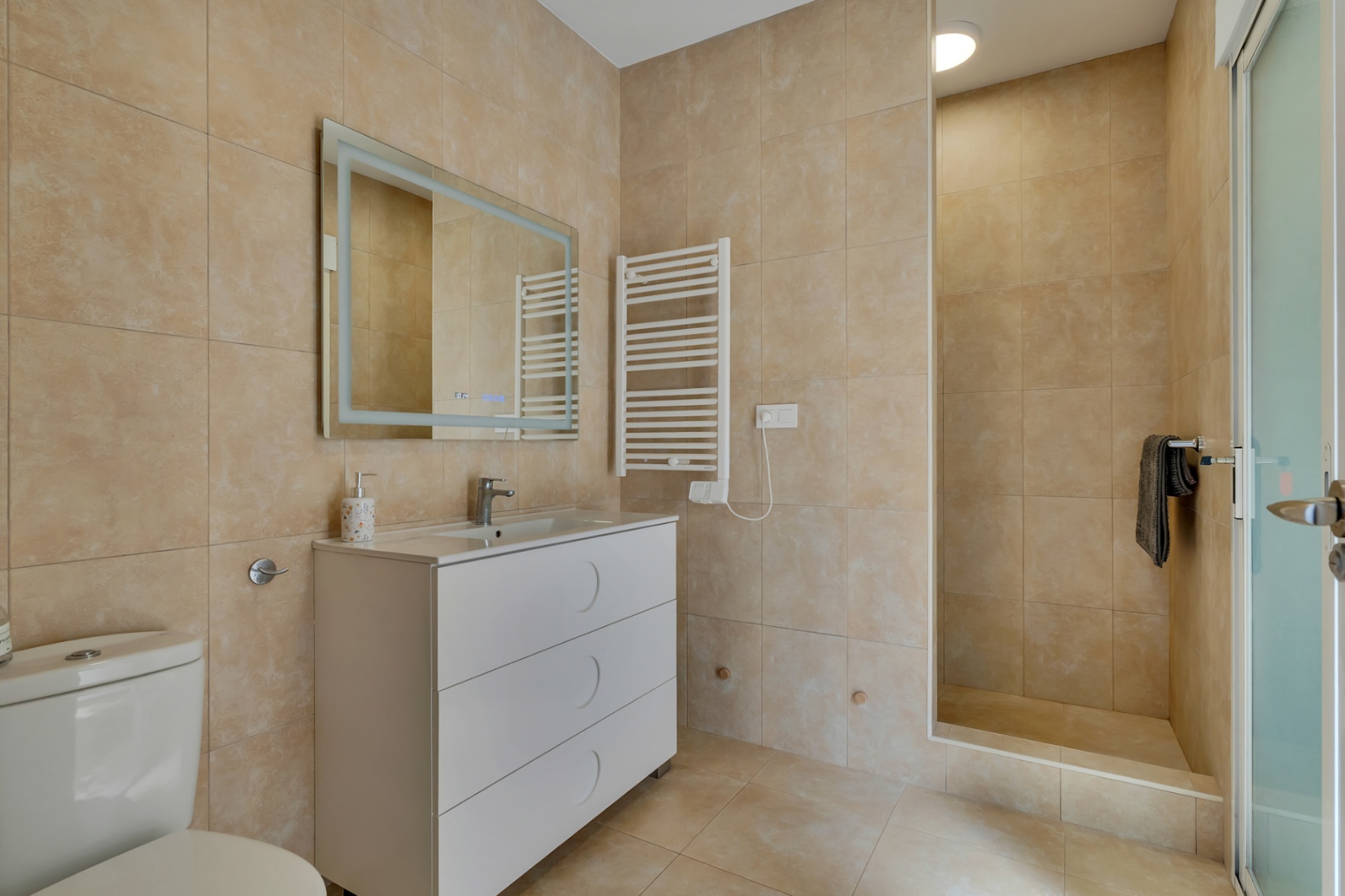 Salle de bains avec douche