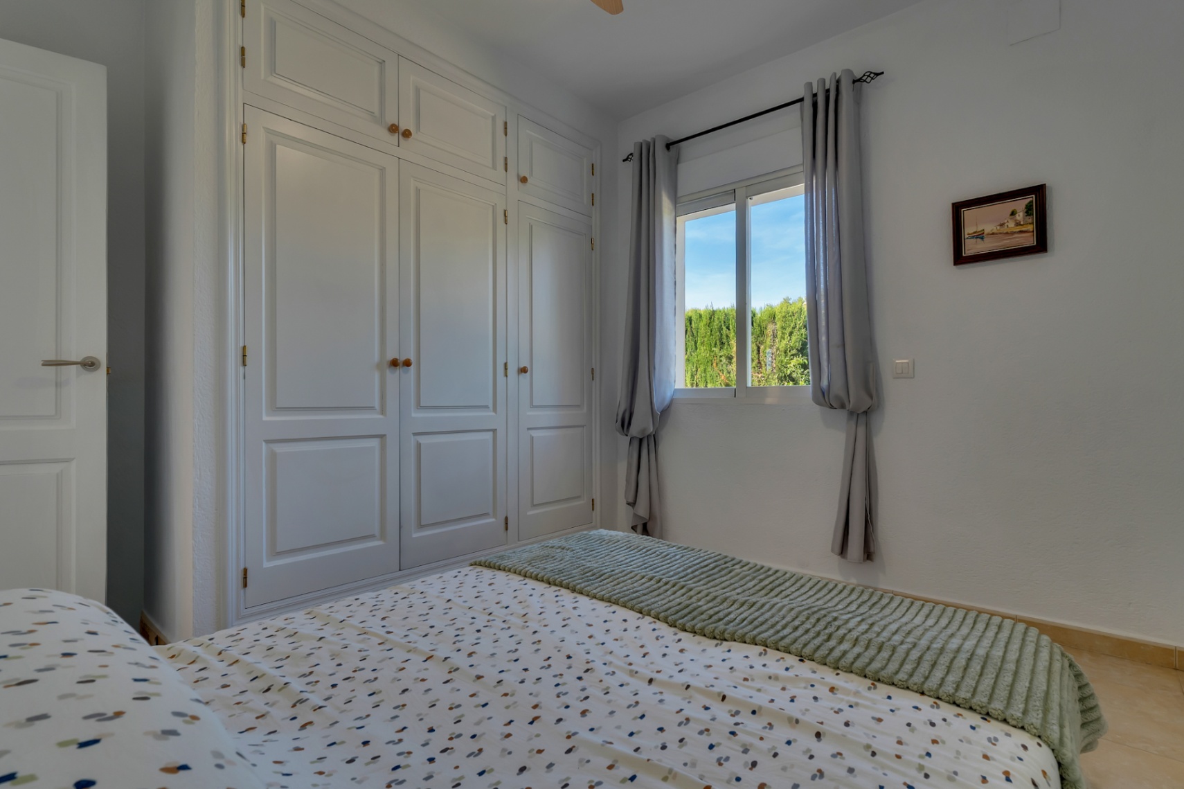 Chambre avec placards intégrés