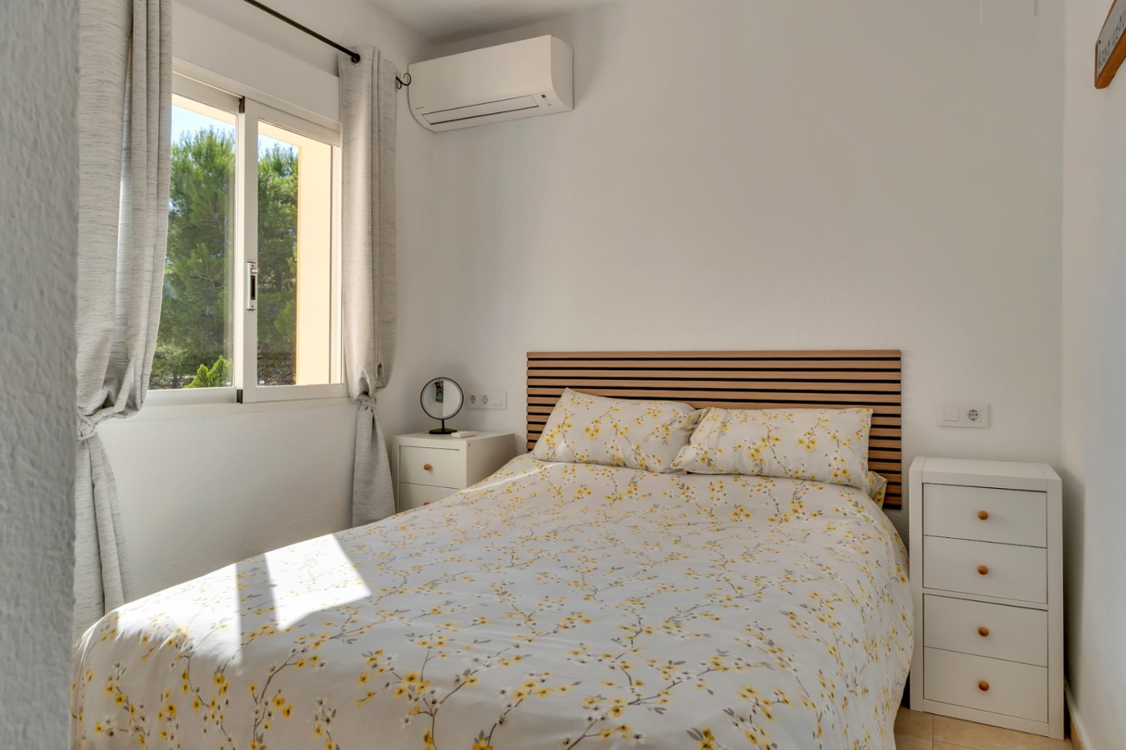 Chambre avec fenêtre extérieure