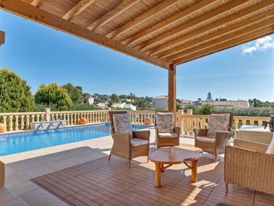 Terrasse couverte et piscine