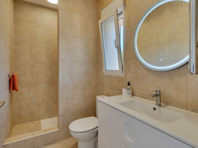 Salle de bains avec douche
