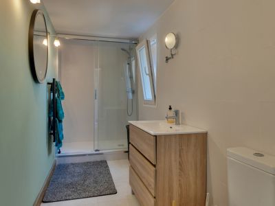 Salle de bains avec douche