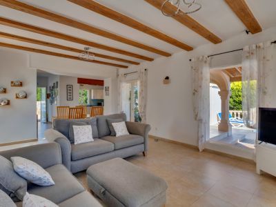 Salon avec accès à la terrasse