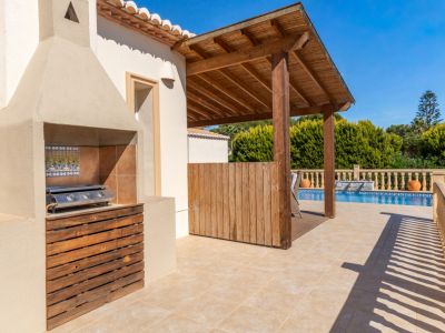 Terrasse avec barbecue et piscine