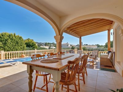 Terrasse couverte et piscine