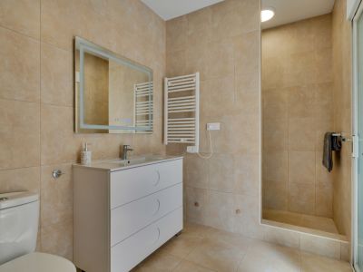 Salle de bains avec douche