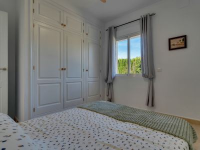 Chambre avec placards intégrés