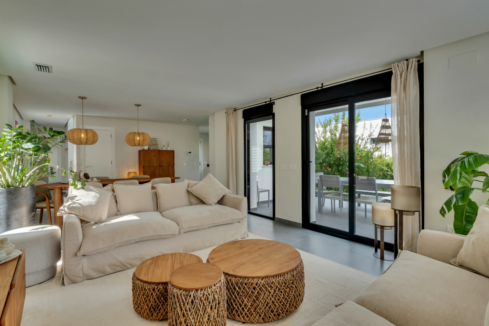 Salon avec accès à la terrasse