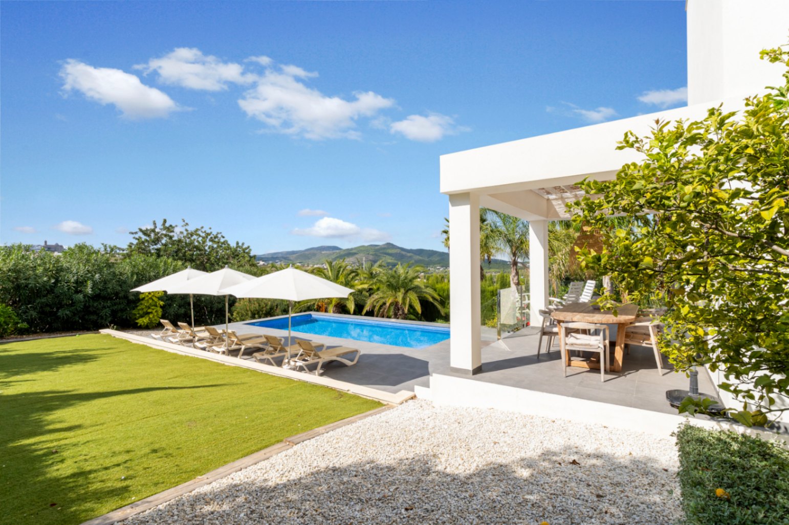 Jardin avec piscine et terrasse