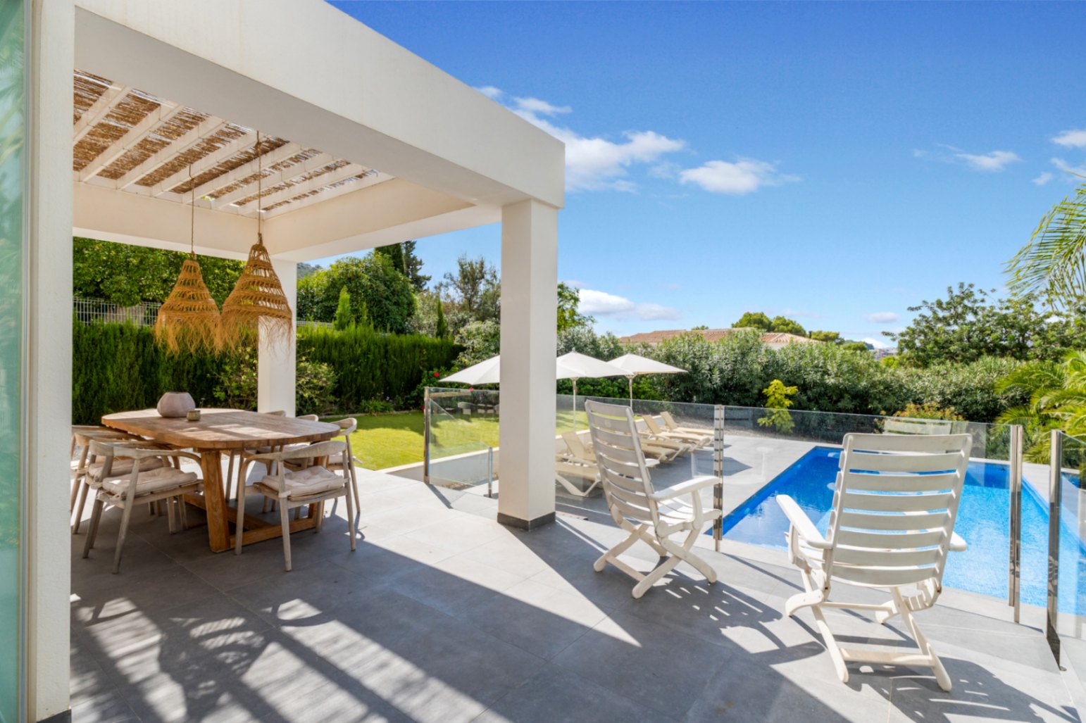 Terrasse couverte et piscine