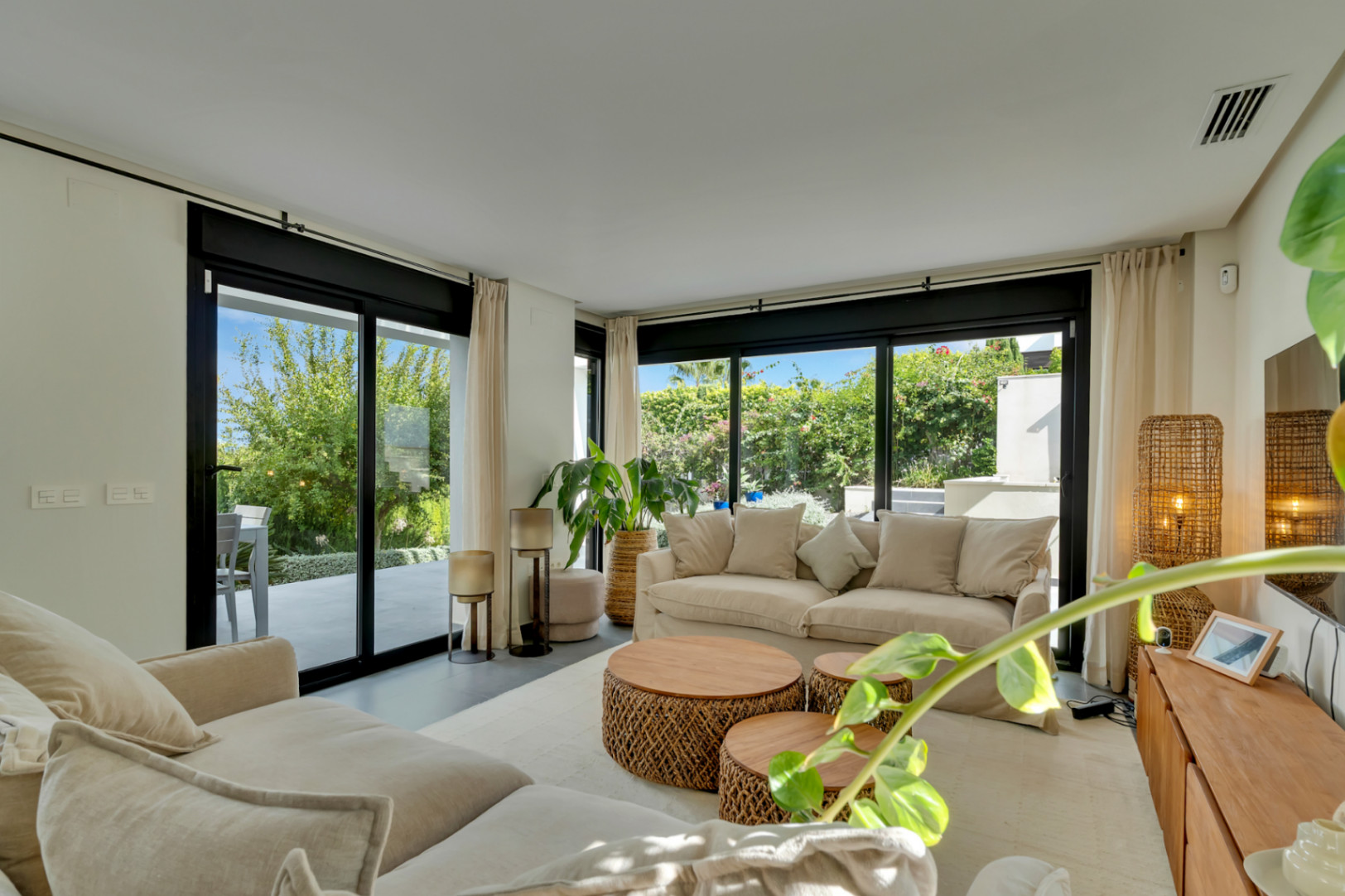 Salon avec accès au jardin