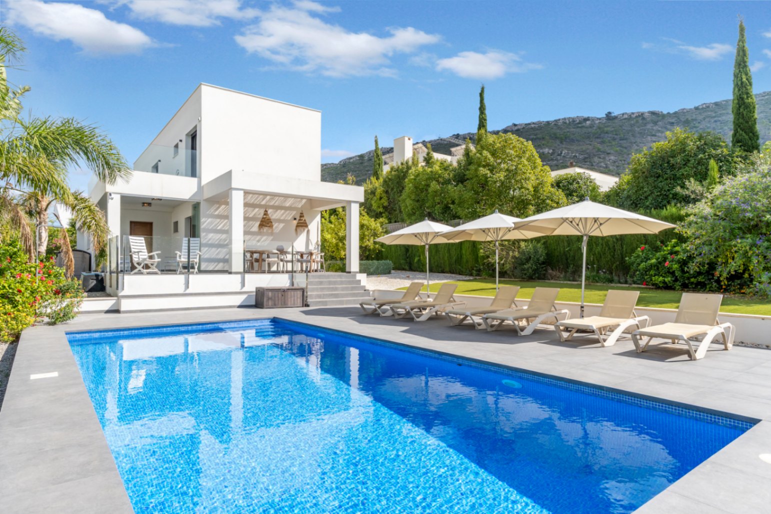 Piscine et terrasse extérieure