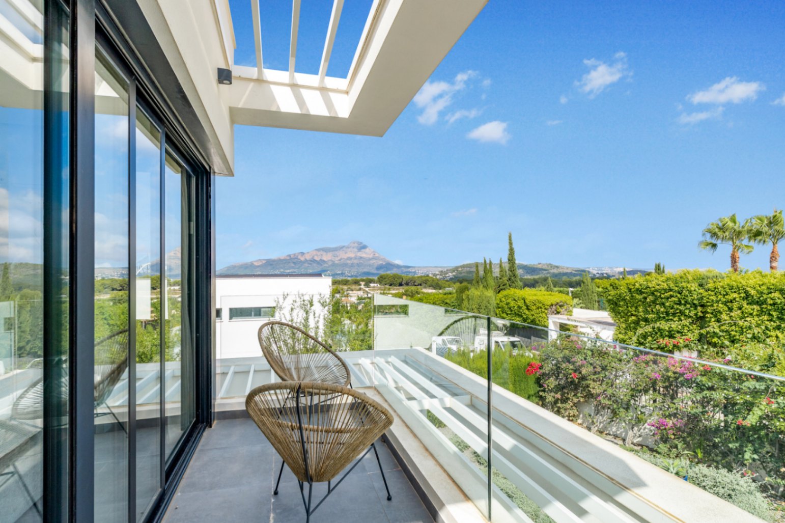 Balcon avec vue sur la montagne