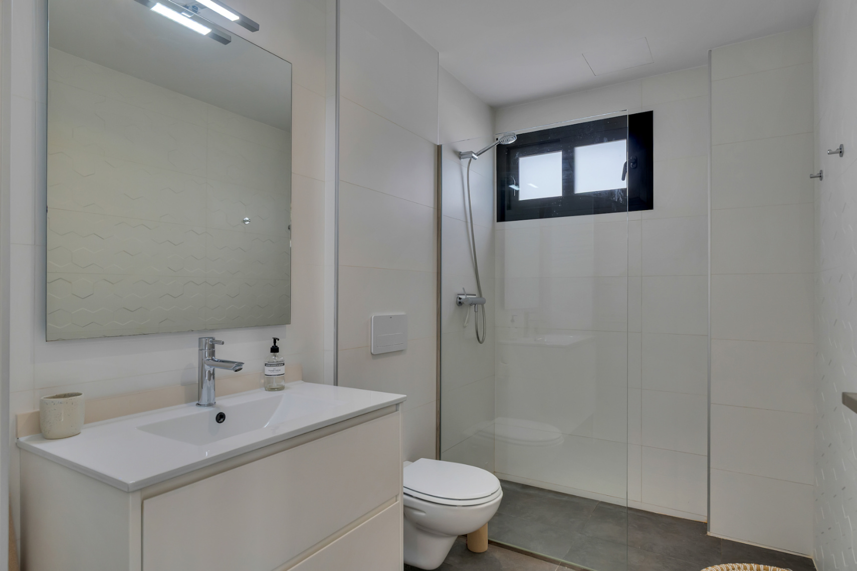 Salle de bains avec douche