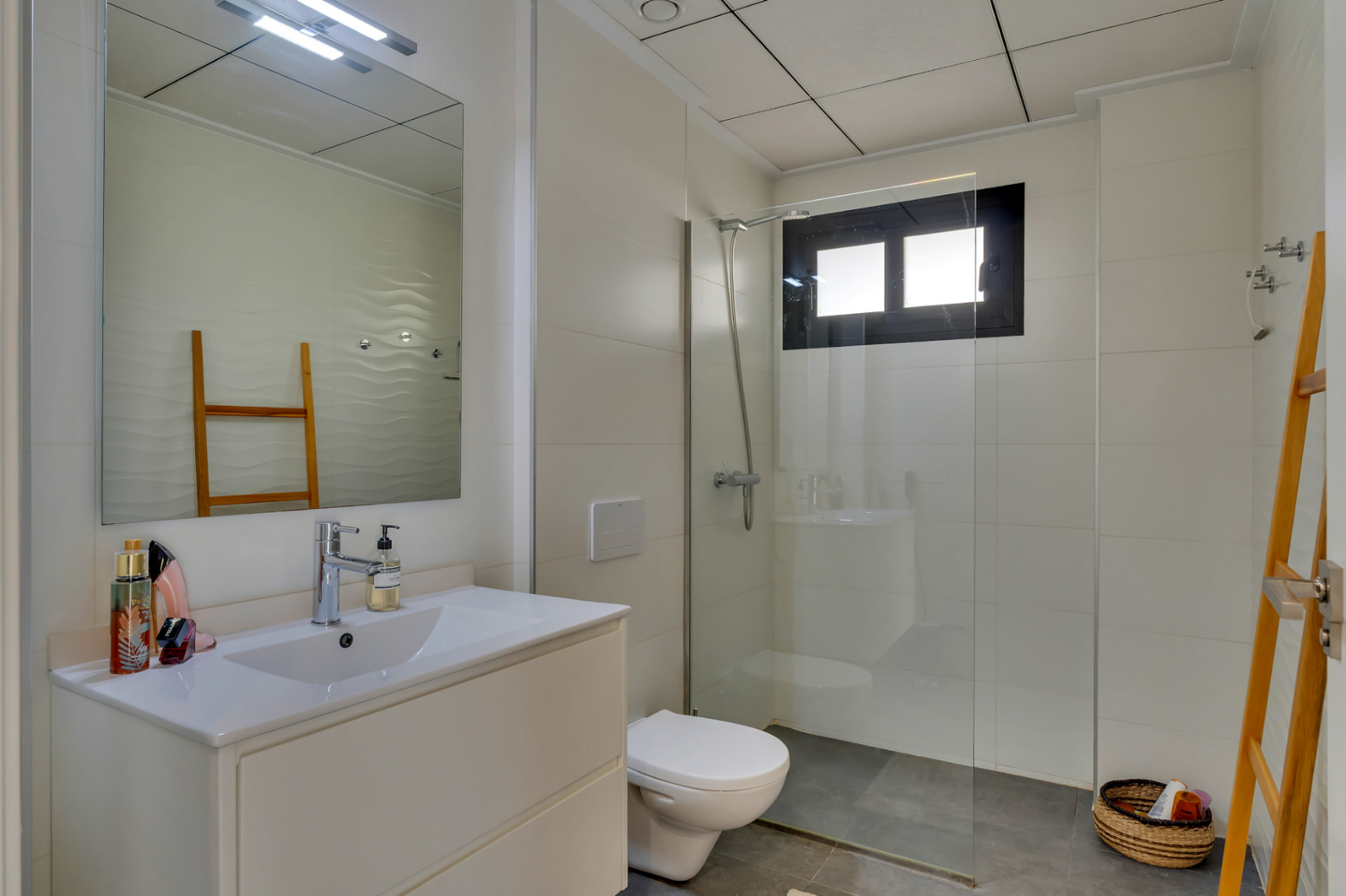 Salle de bains avec douche