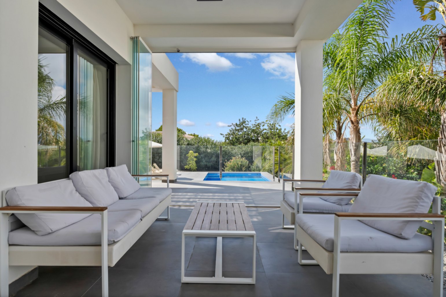 Terrasse couverte avec vue piscine