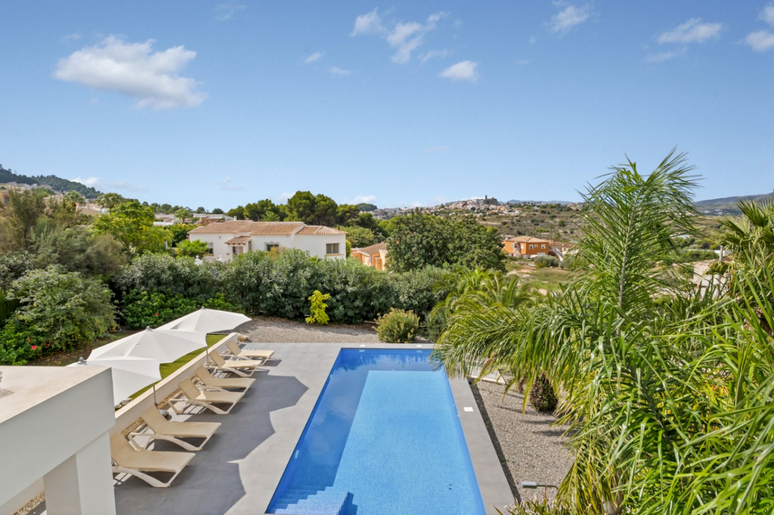 Piscine et vue dégagée