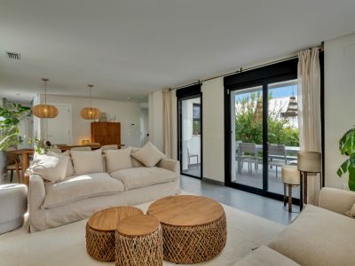 Salon avec accès à la terrasse