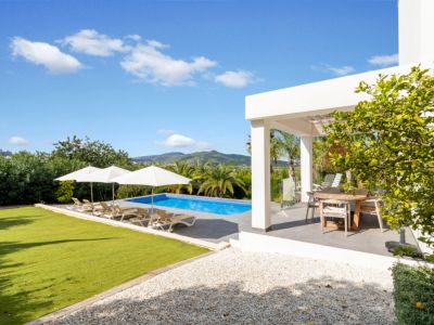 Jardin avec piscine et terrasse