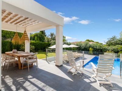 Terrasse couverte et piscine
