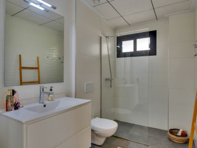 Salle de bains avec douche