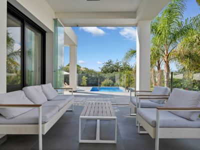 Terrasse couverte avec vue piscine