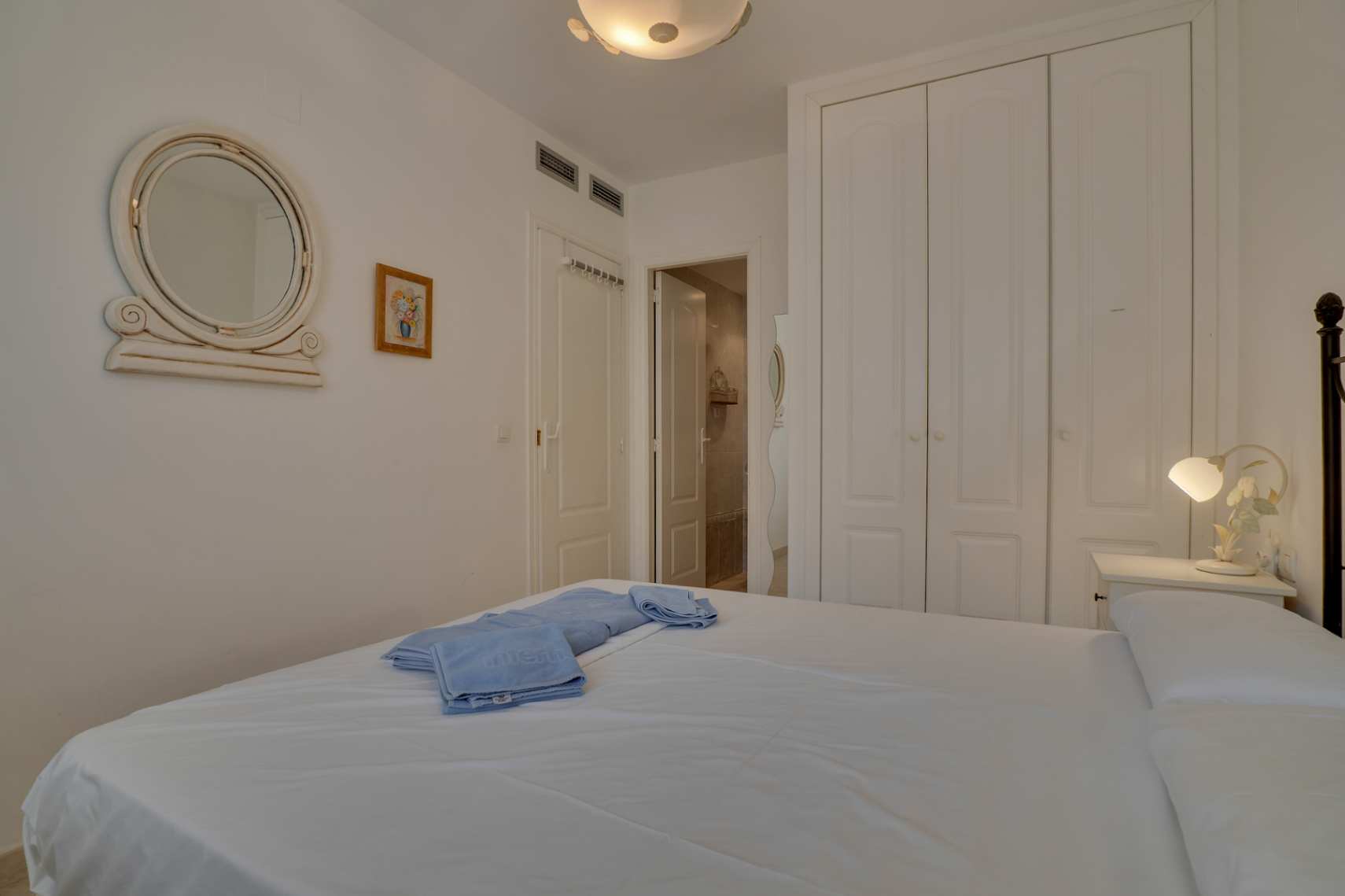 Chambre avec salle de bains attenante