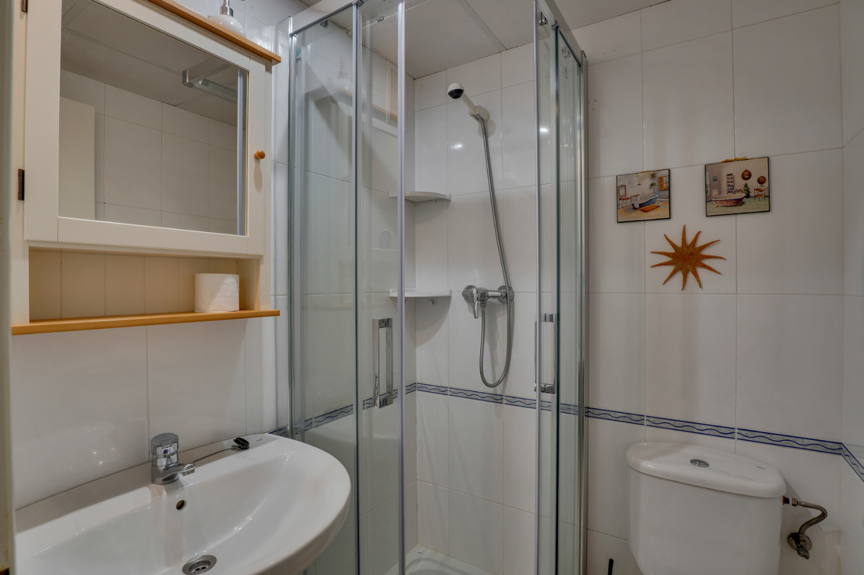Salle de bains avec douche