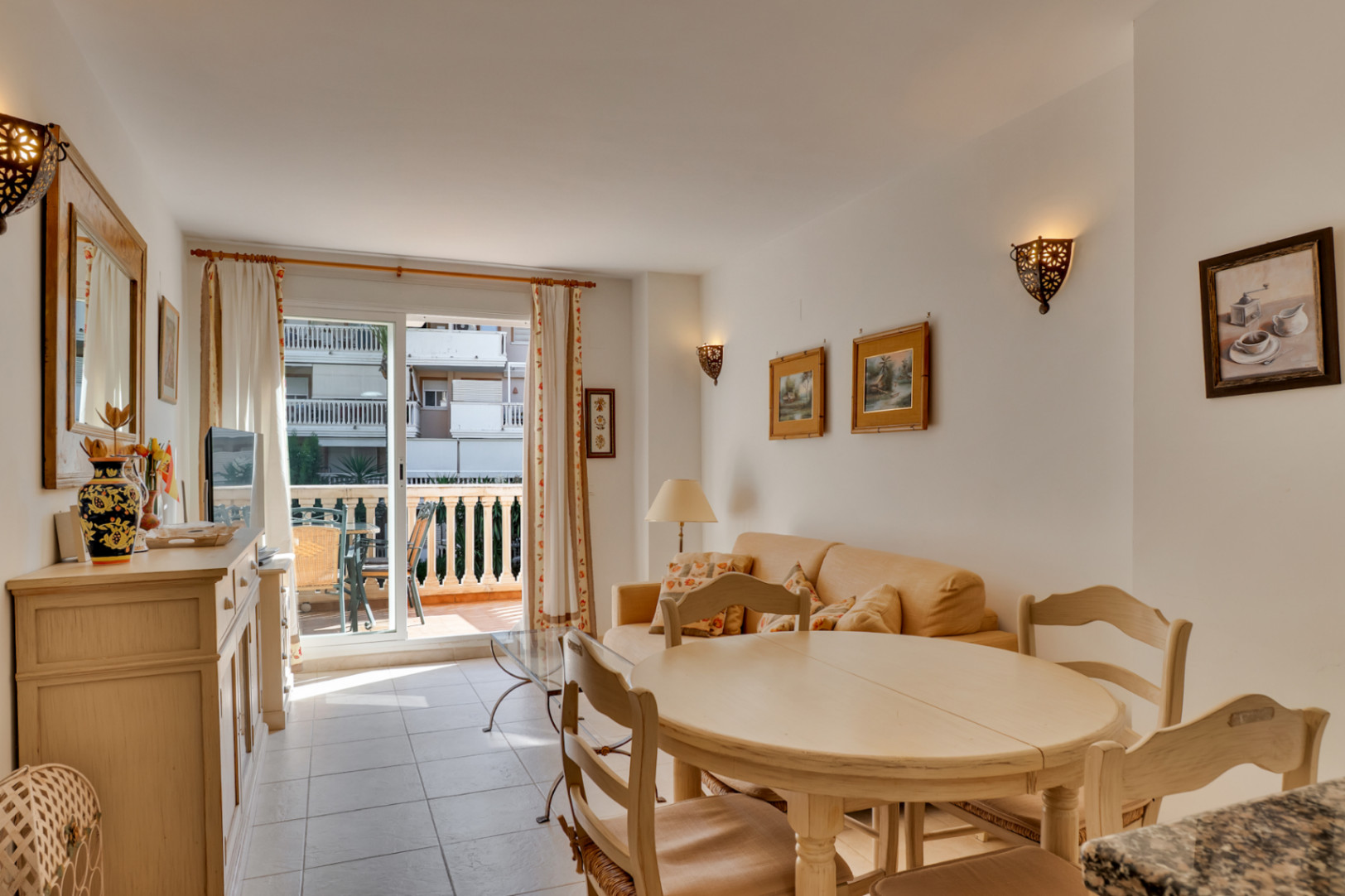 Salon-salle à manger avec accès terrasse