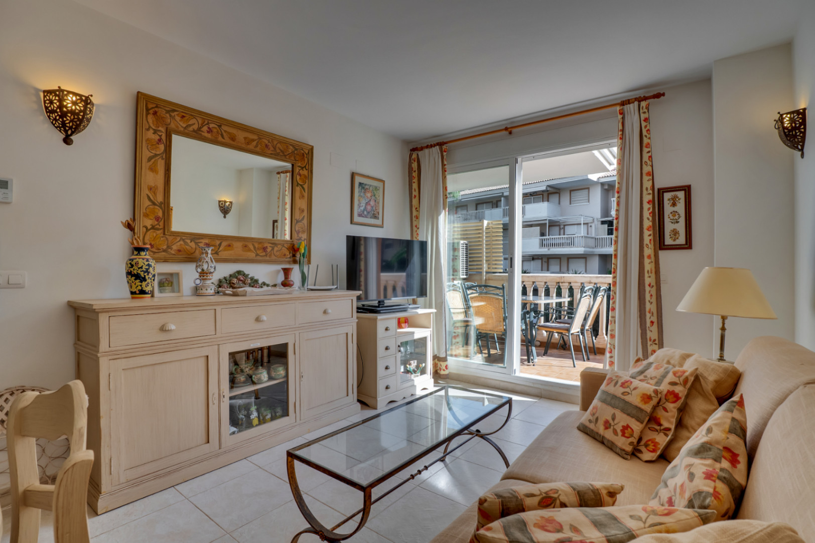 Salon avec accès terrasse