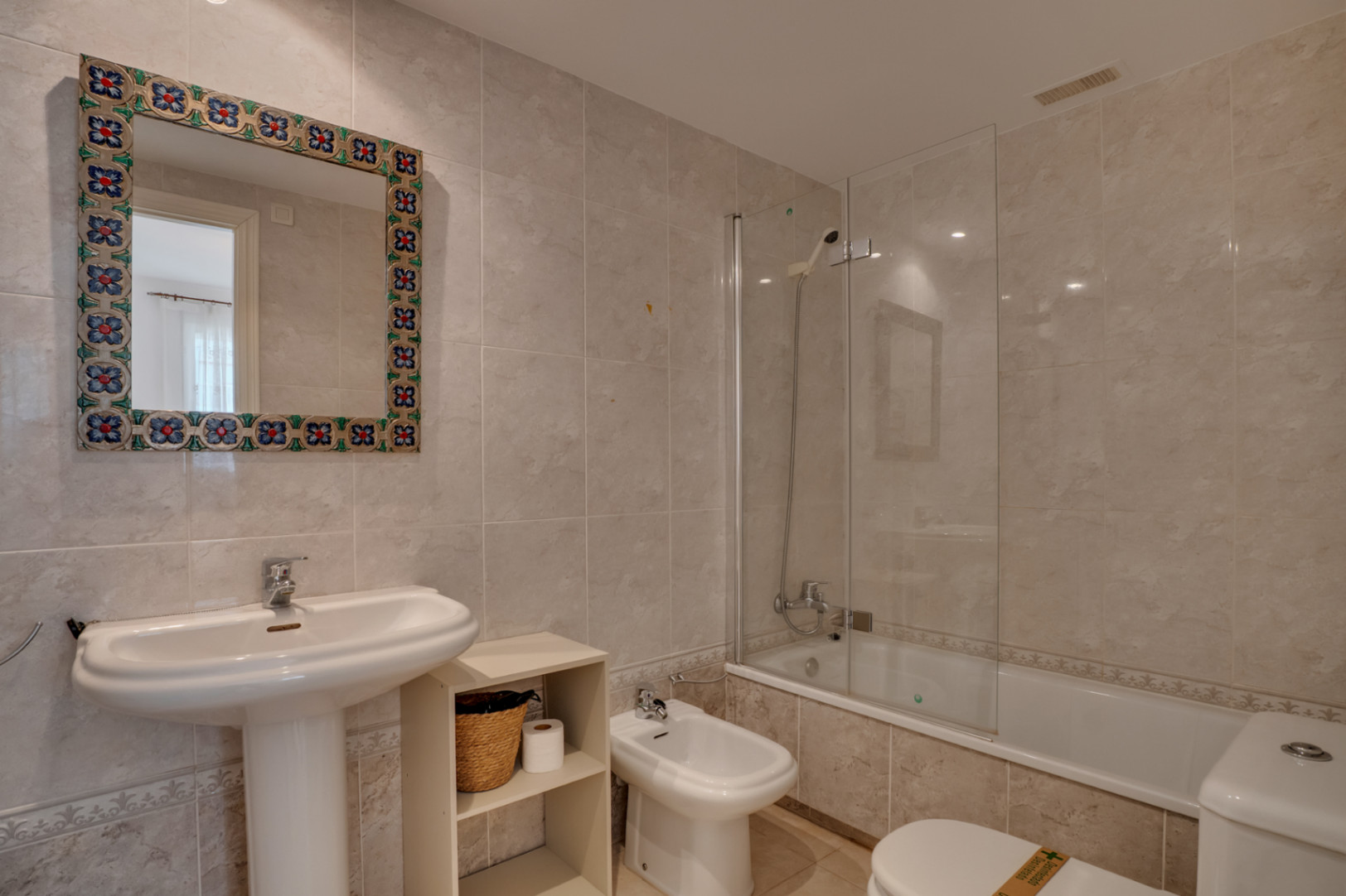 Salle de bains avec baignoire