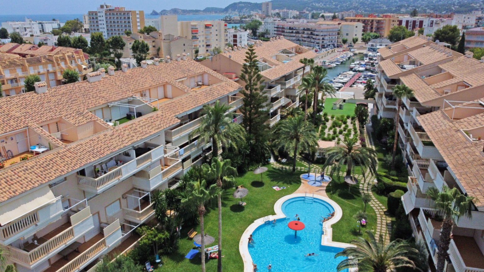 Piscine communautaire et jardins