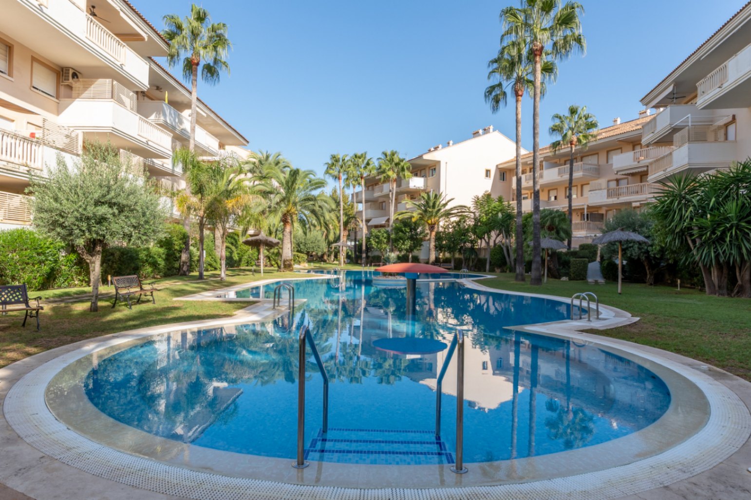 Piscine communautaire et jardins