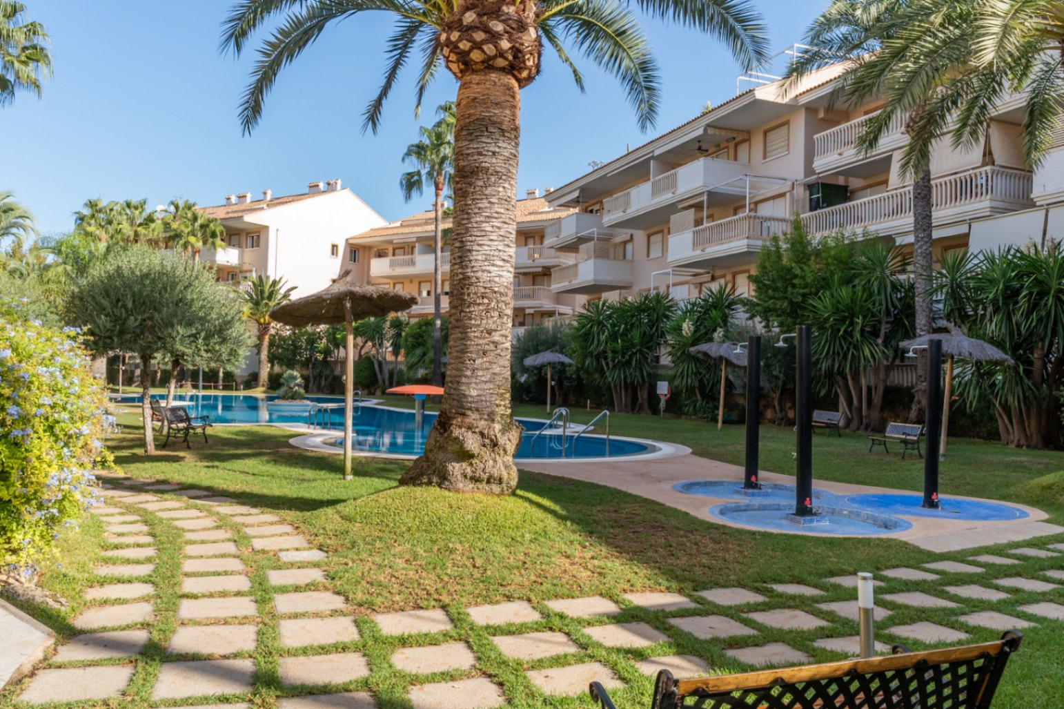 Piscine et jardins communautaires
