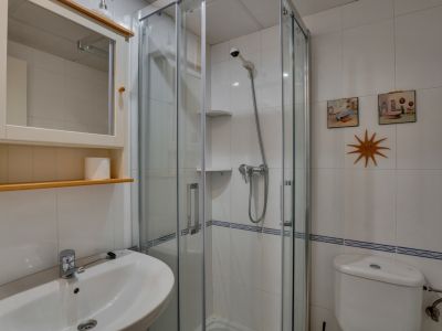 Salle de bains avec douche