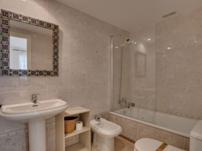 Salle de bains avec baignoire