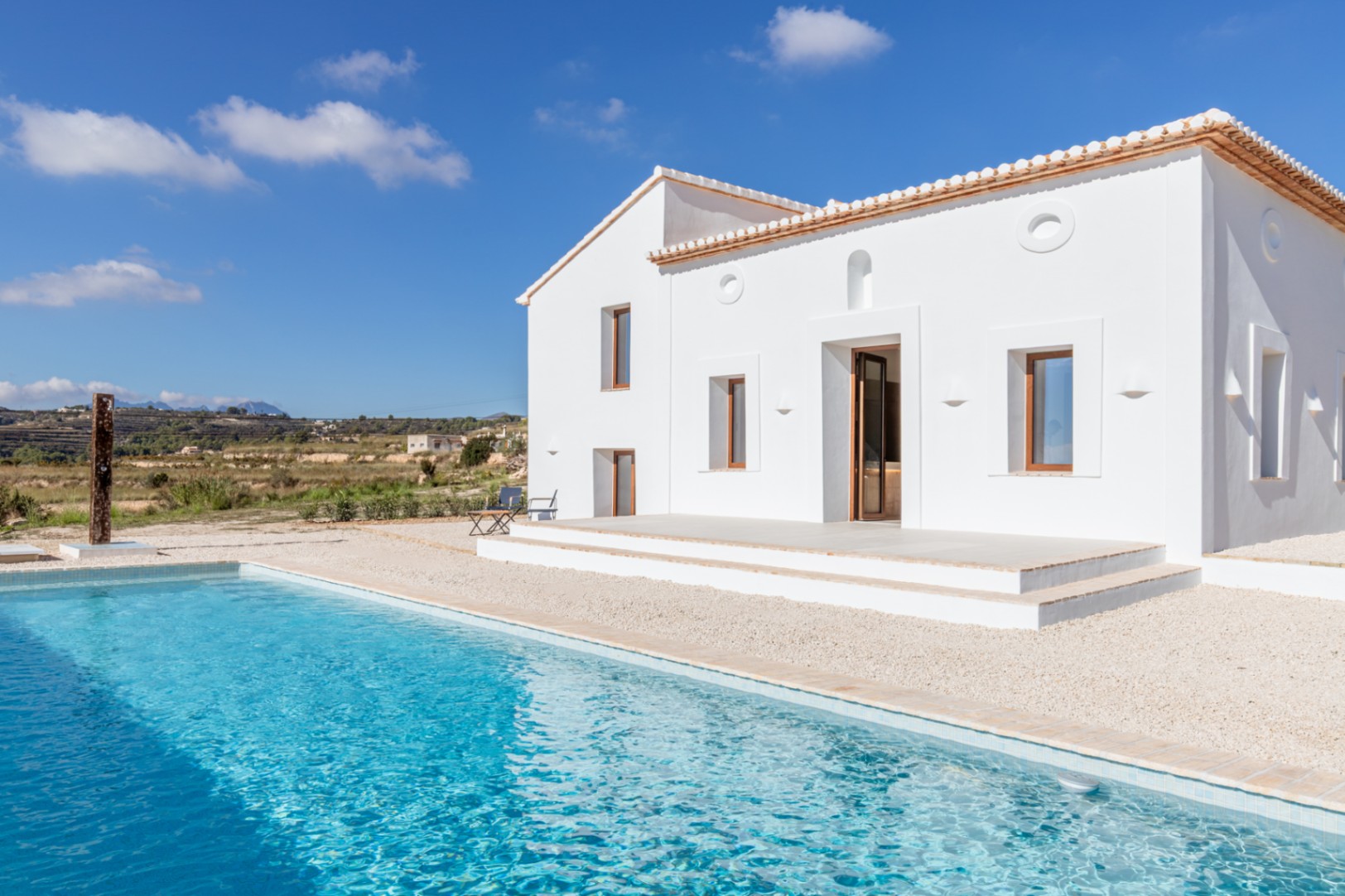 Piscine et extérieur de la maison